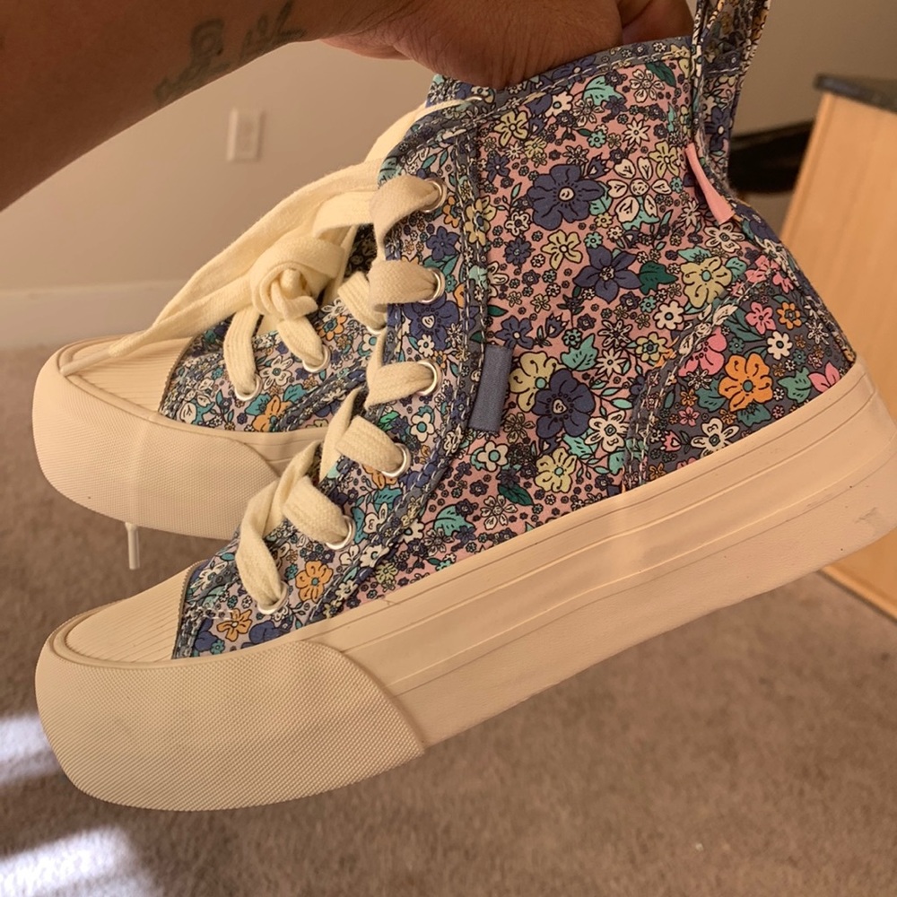 Zara kids sneaker brand new never worn. To small for my daughter she’s a size 3